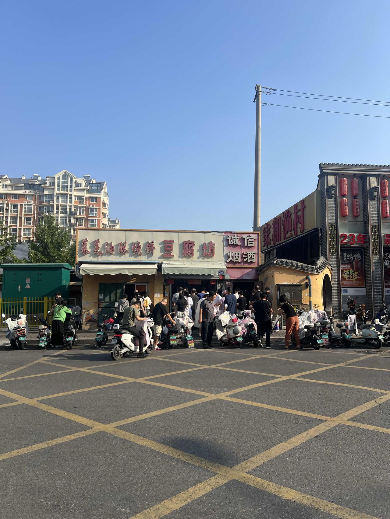这个地方位于济南荆山路北头。荆山路的早市向来热闹非凡，不知道有没有朋友路过品尝过