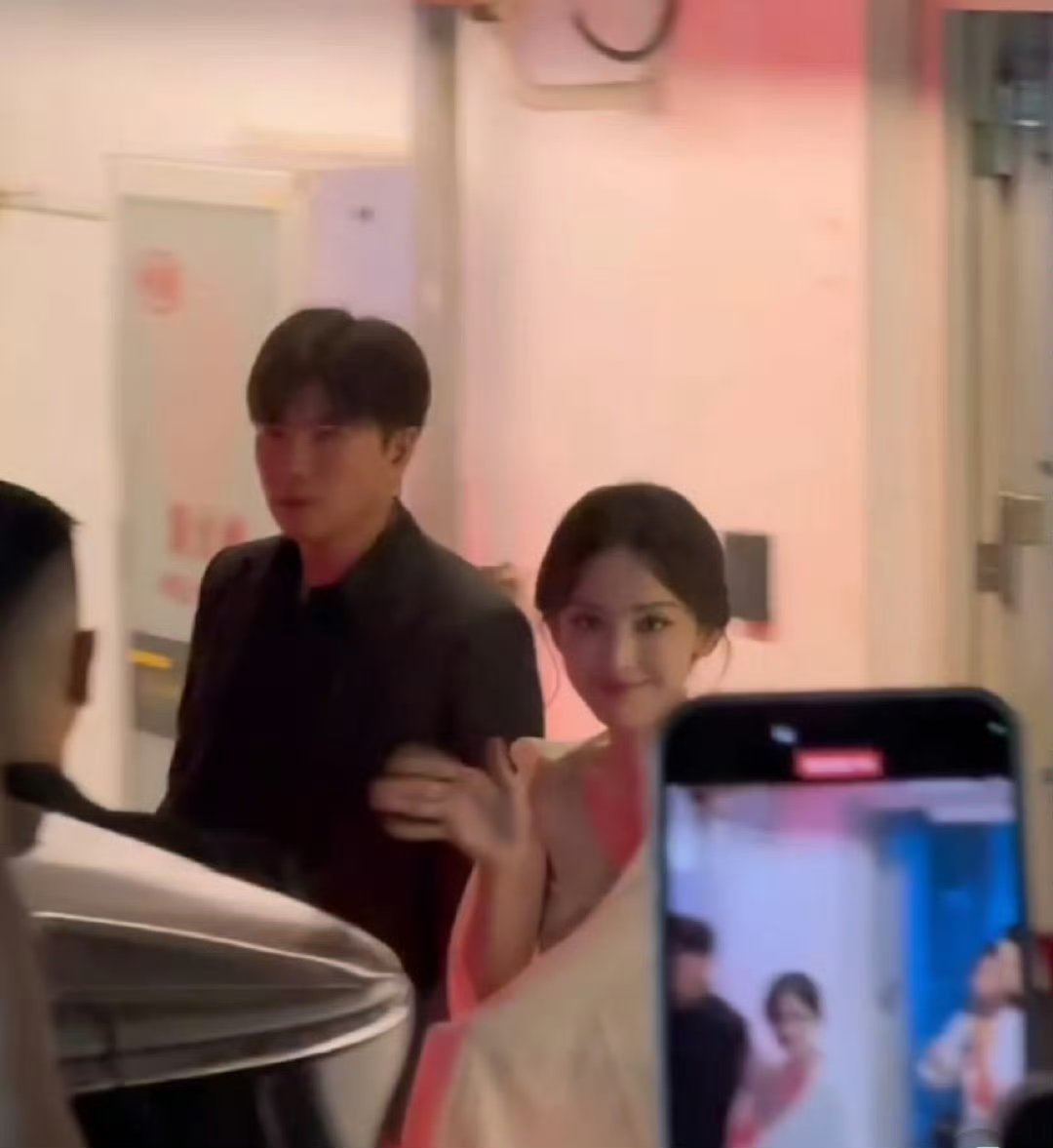 娜扎活动上班路透，随手一拍就很美 ​​​