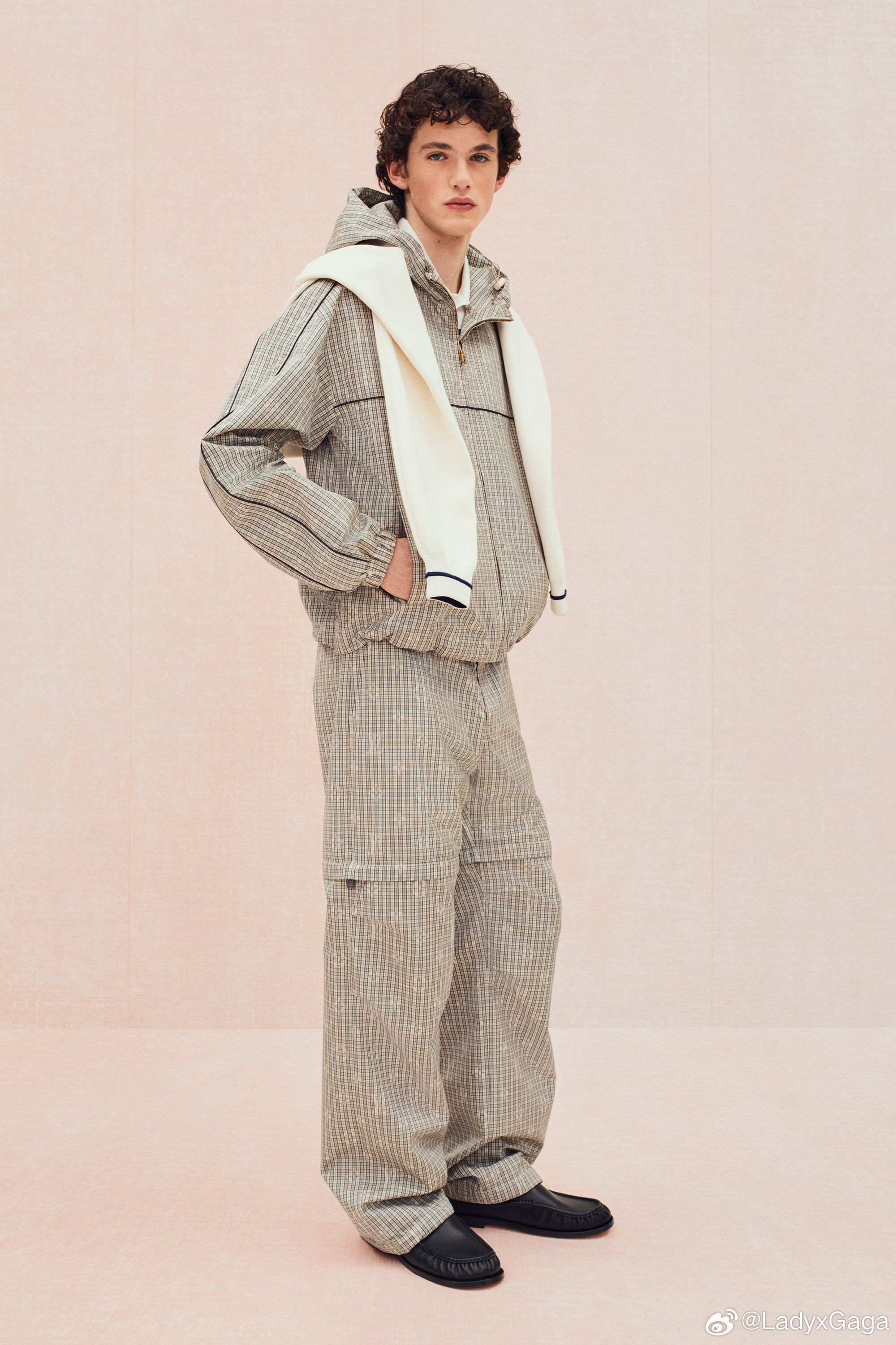 刘耀文今日三亚活动造型，身穿Louis Vuitton 2026早秋系列，LV 