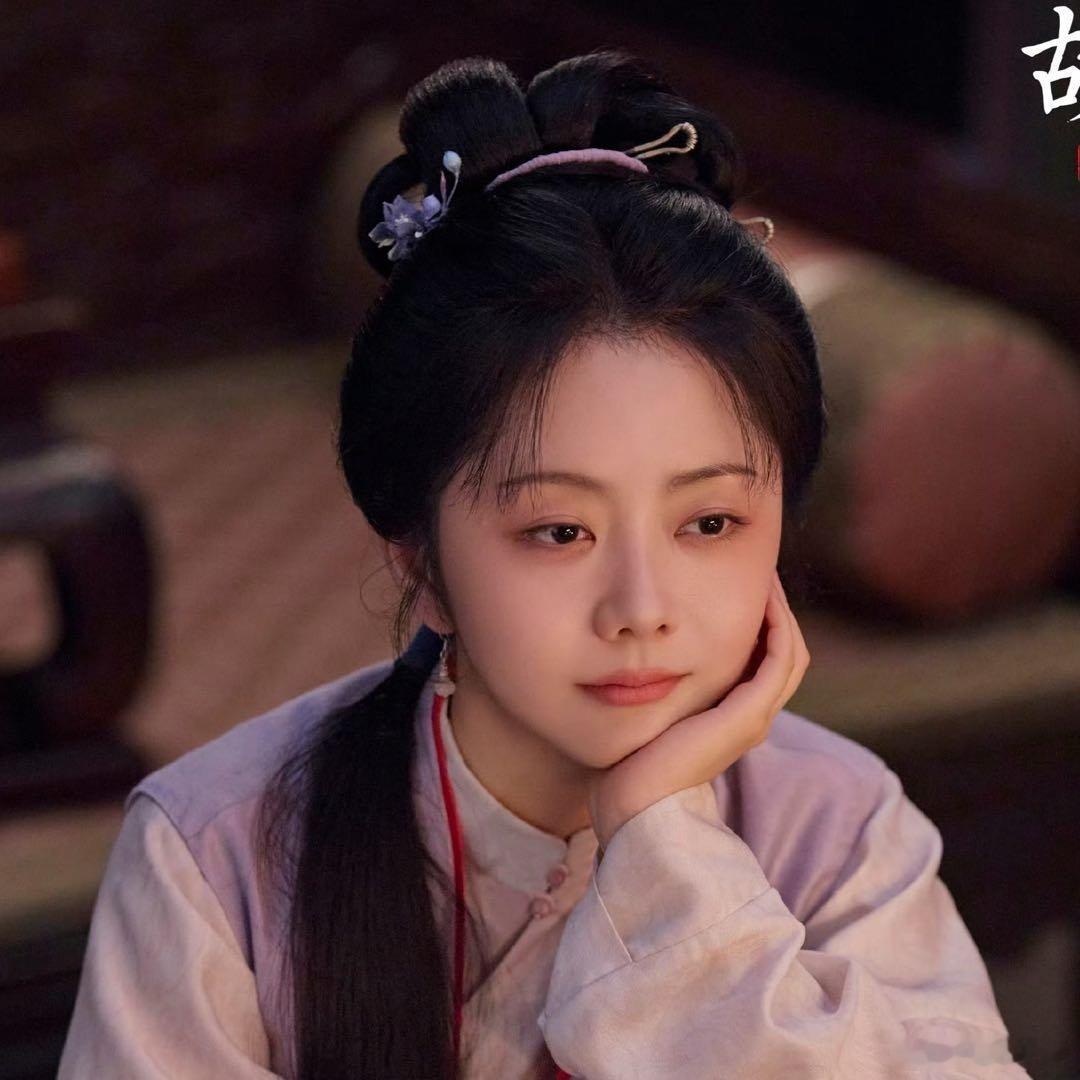 “谭松韵刘学义像疲惫了一天的新郎新娘”这一说法，源于两人在电视剧《兰香如故》收官
