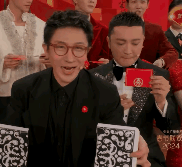 尼格买提穿帮经典时刻，只想躲到刘谦身后，又怕后面的人看到了底牌，回头望望他们，眼