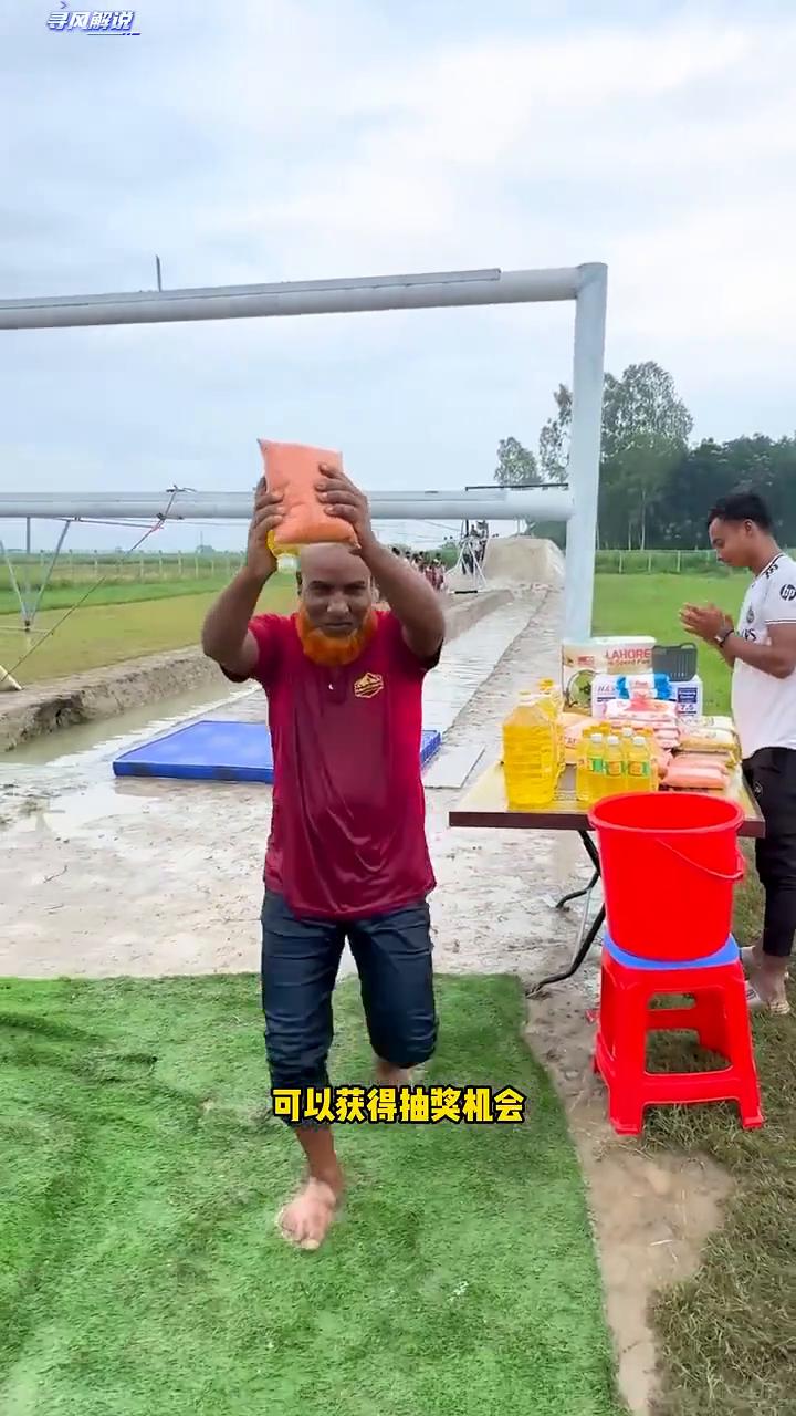 来了三哥高空滑翔赛，规则很简单，用你的双手尽可能的将身体吊高一点，在不沾水的情况