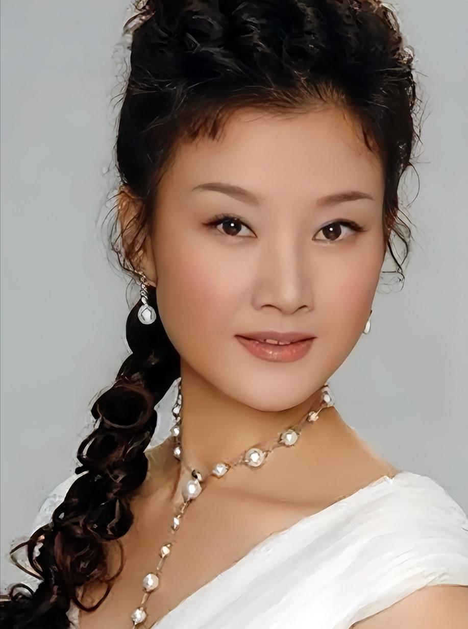 1996 年，宋祖英亲手将年仅18岁的同乡漂亮保姆送进牢狱，对方最终获刑整整十二