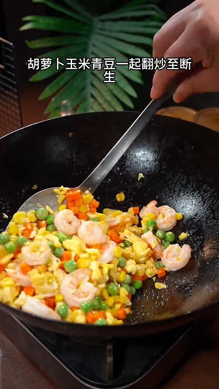 我儿子点名要吃咖喱炒饭，我一个星期都要做八次，儿子每次能吃三大碗。
·油热下入鸡