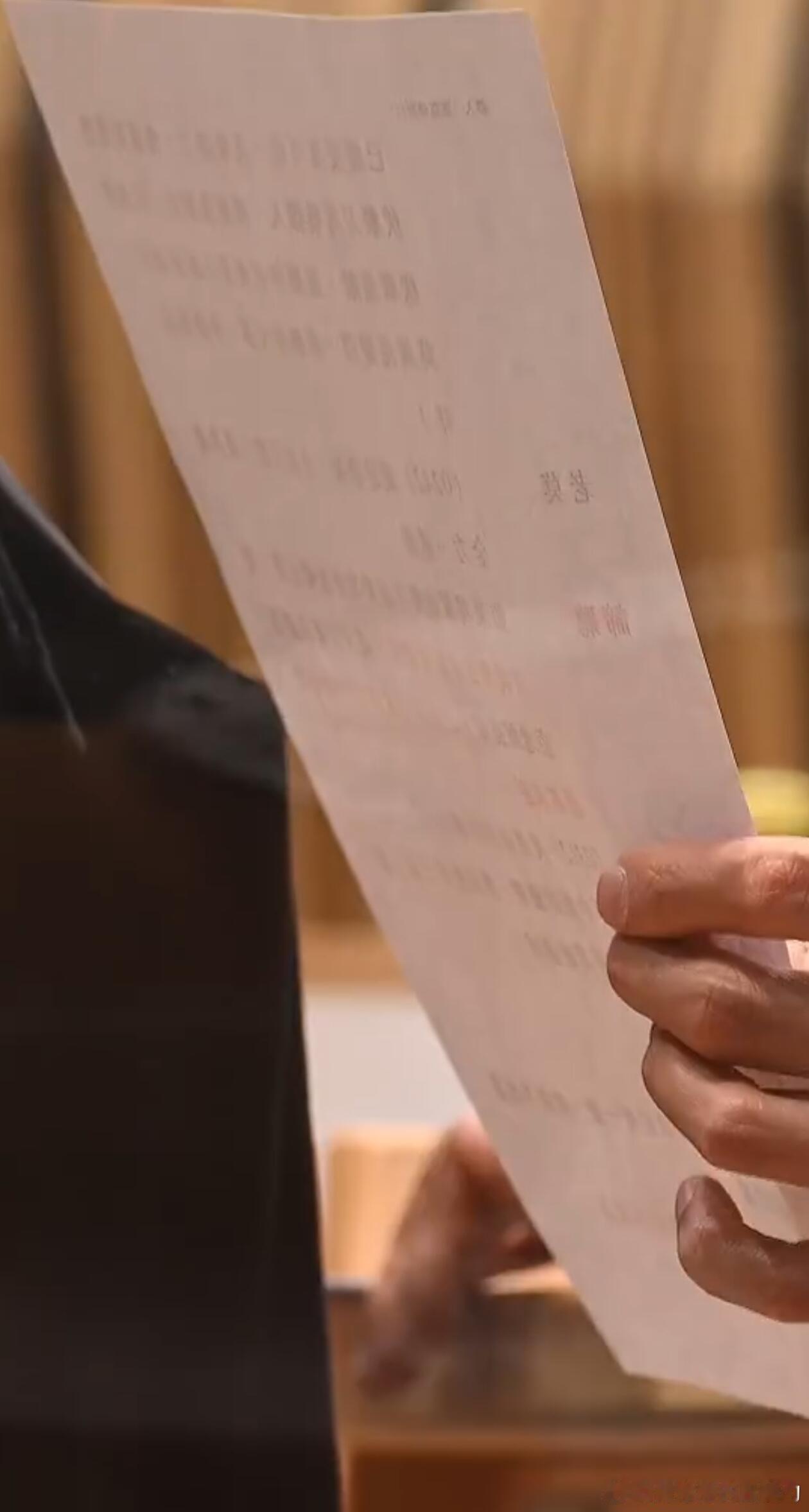 《镖人》被删减片段里，谛听和老莫的对白竟然是粤语的，不过毕竟两位演员是梁家辉和谢