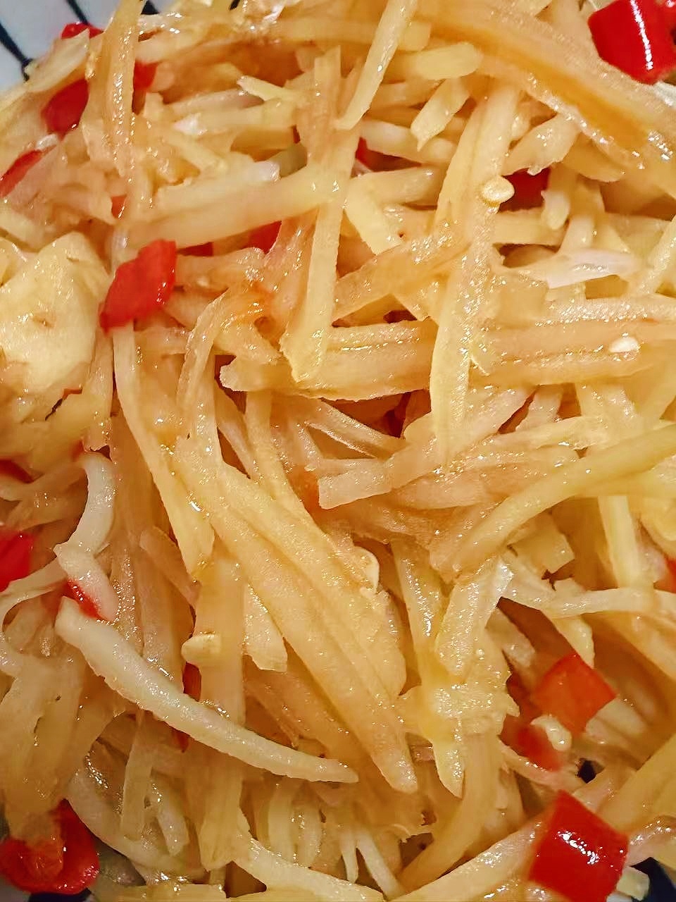 生活的模样 天冷了，最近主食一直喝杂粮粥。杂粮米加绿豆和南瓜，用电压力锅熬出来特