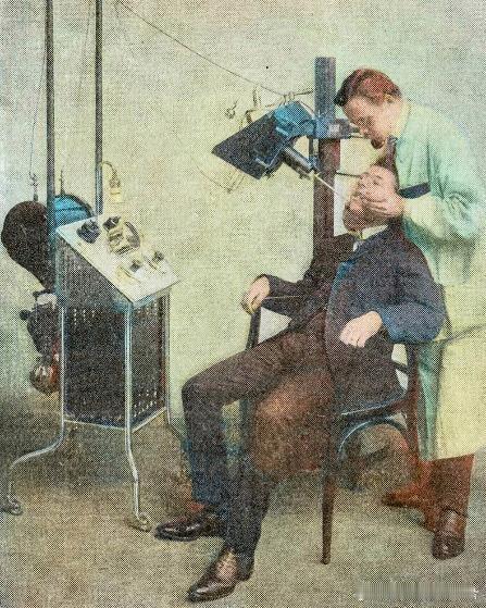 1909年，牙医正用X光机检查患者牙齿 