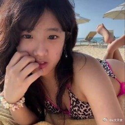 贾静雯19岁大女儿晒海边比基尼照 中国台湾艺人贾静雯19岁大女儿晒海边，大美女漂