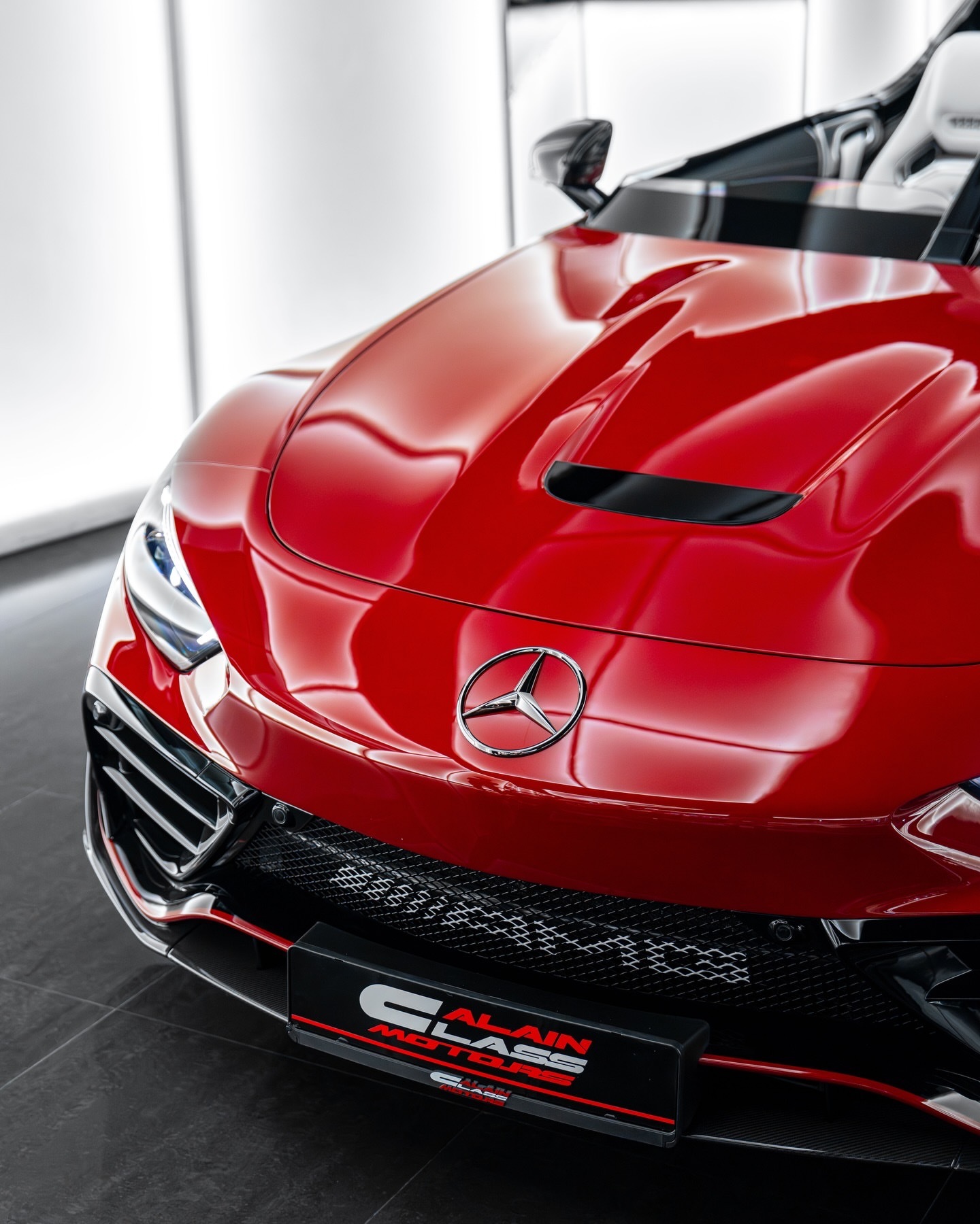 2025 Mercedes-AMG PureSpeed锆石红车漆搭配石墨灰内饰，