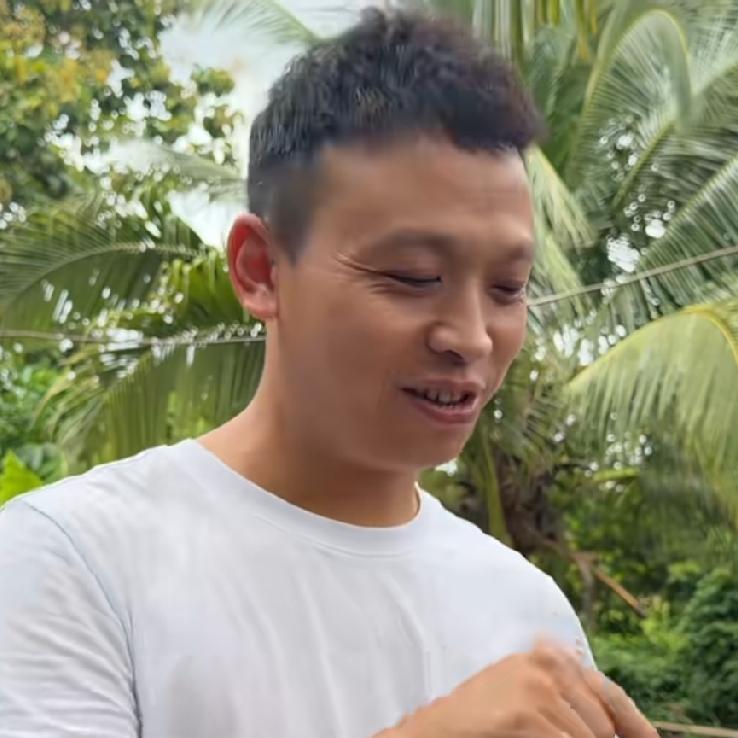 万里带着小雅和大宝二宝一起回到了老挝小雅的娘家，本是想这几天在老挝娘家给二宝过百