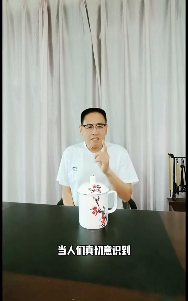 "怀旧"是对"死亡恐惧"的防御。
人通常年龄越大越喜欢怀旧，这和人们潜意识里对于