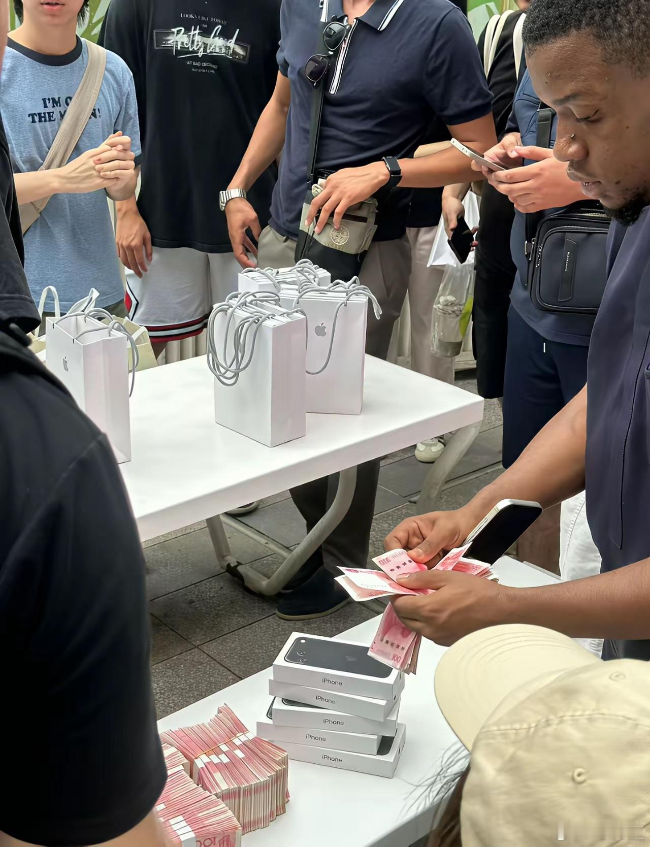 现在这年头，连老外都开始当黄牛收iPhone ​​​