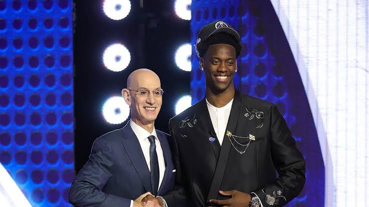 华盛顿奇才在2026年NBA选秀大会上用状元签选中了杨百翰大学前锋迪班萨，为持续