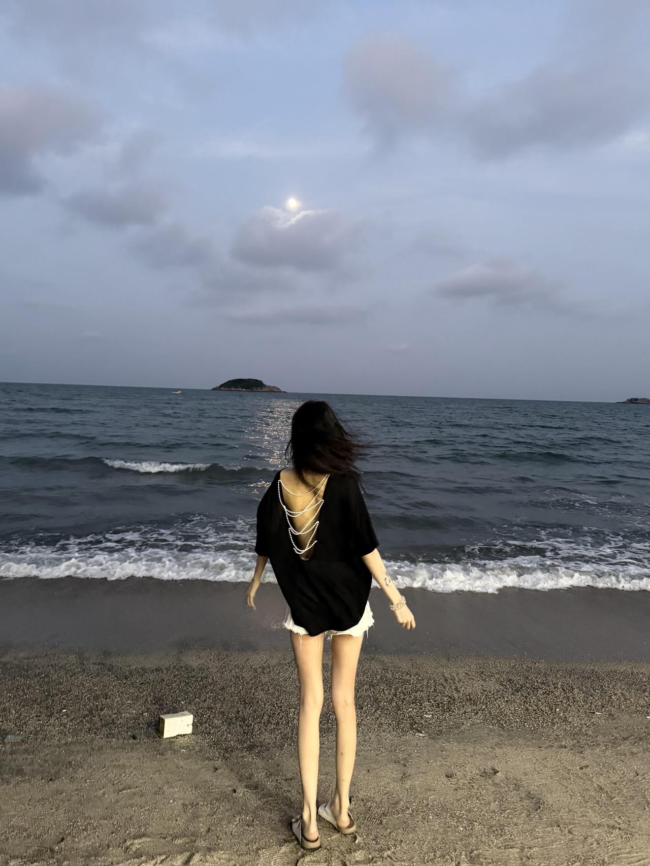 消费主义，
最恐怖的一个点：
先用工作把你搞痛苦，

再让你花钱去买快乐。

你
