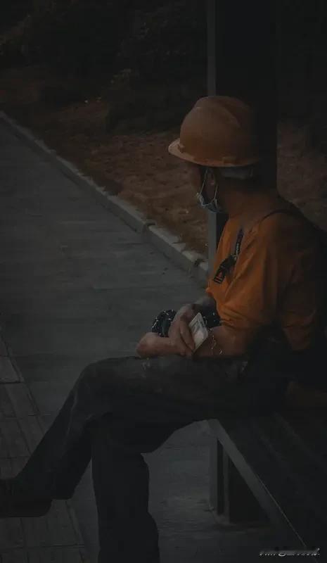 幸福无标准答案
是打工人周五完工后的惬意
是学生考完试后的放肆
是大爷大妈逛早市