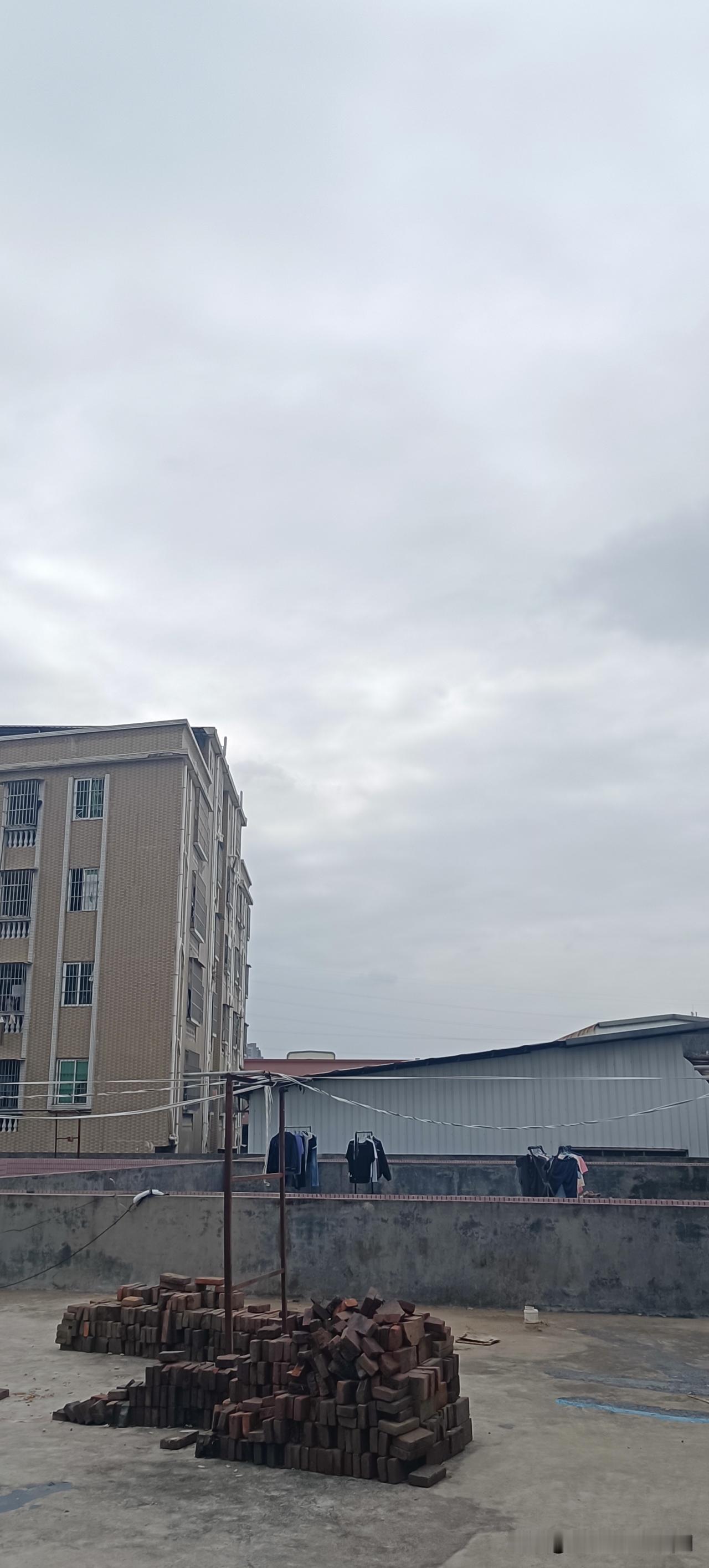 东莞马上要在下个月举行城运会了，开始广招保安了。不过给的日薪不高，只有140元包