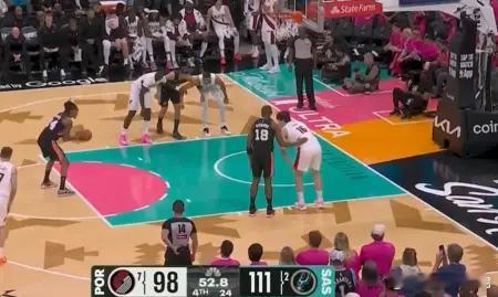 杨瀚森比赛剩余52秒替补登场，完成NBA季后赛首秀。开拓者vs马刺