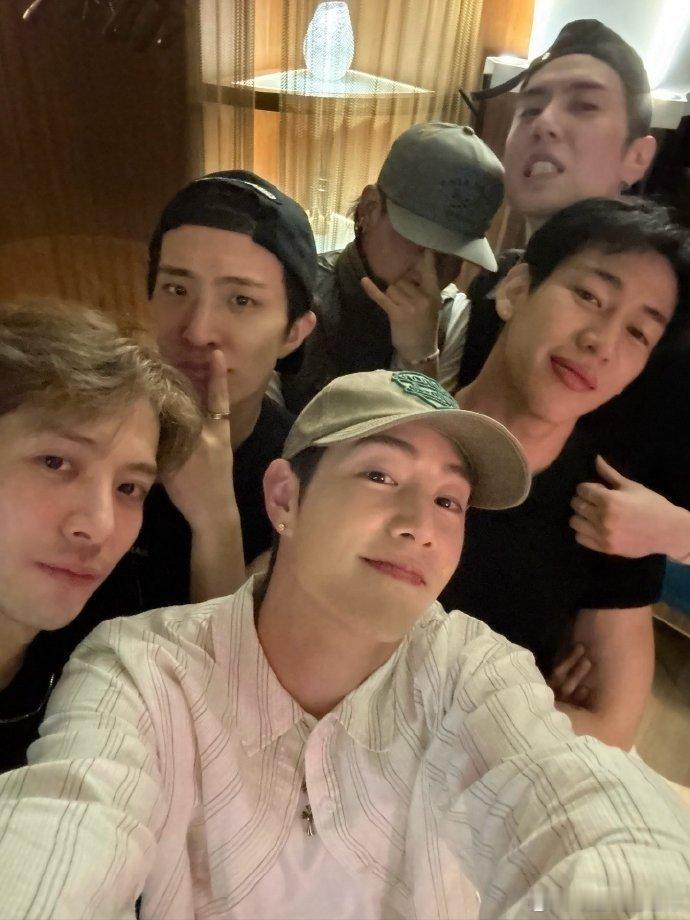 GOT7重聚为段宜恩庆生 段宜恩生日聚会合照 GOT7成员暖心重聚！除朴珍荣因工