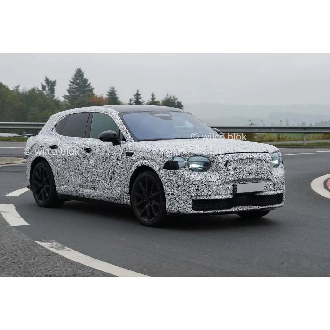 宾利的纯电SUV路试中，前挡风玻璃有一组三目摄像头，但车尾怎么看有点观致汽车的意