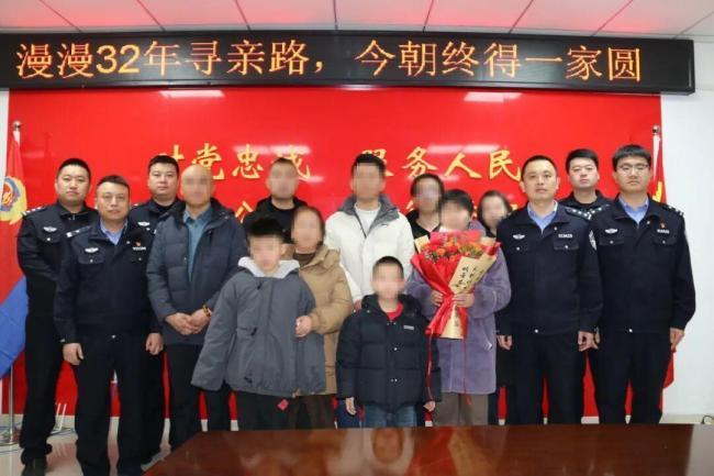 2025年12月，被拐了二十一年的彭聪聪，终于跟亲生父母相认了。所有人都以为故事