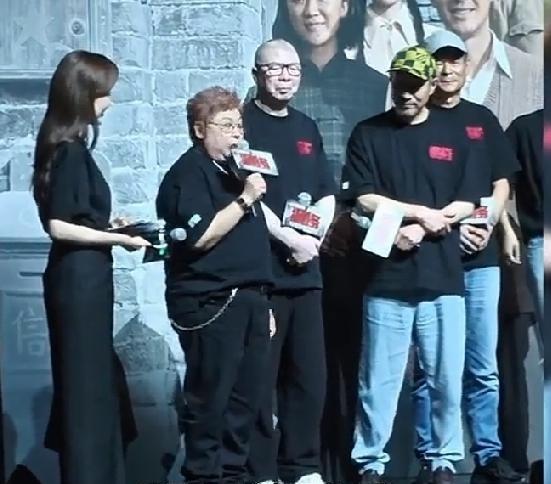 韩红一句＂走个面＂就被全网喷，真服了。以前汶川捐330万被质疑，救灾吃泡面说作秀