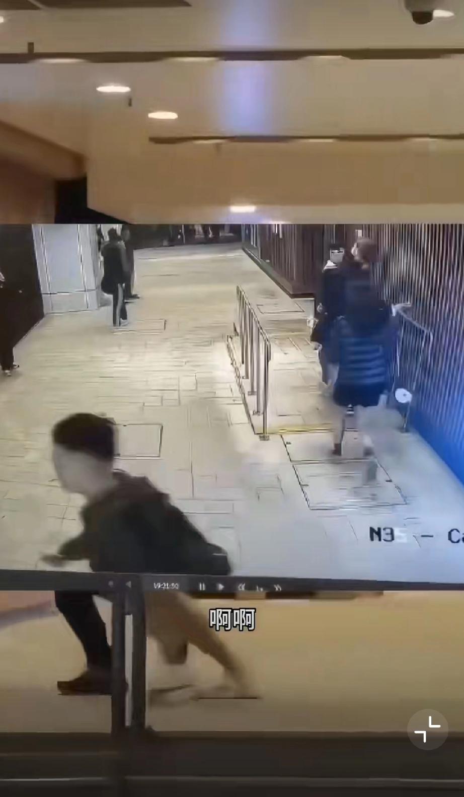 在香港屯门一个商场内，一名34岁男子持刀挟持一名女子。

警察迅速赶来，走在前面