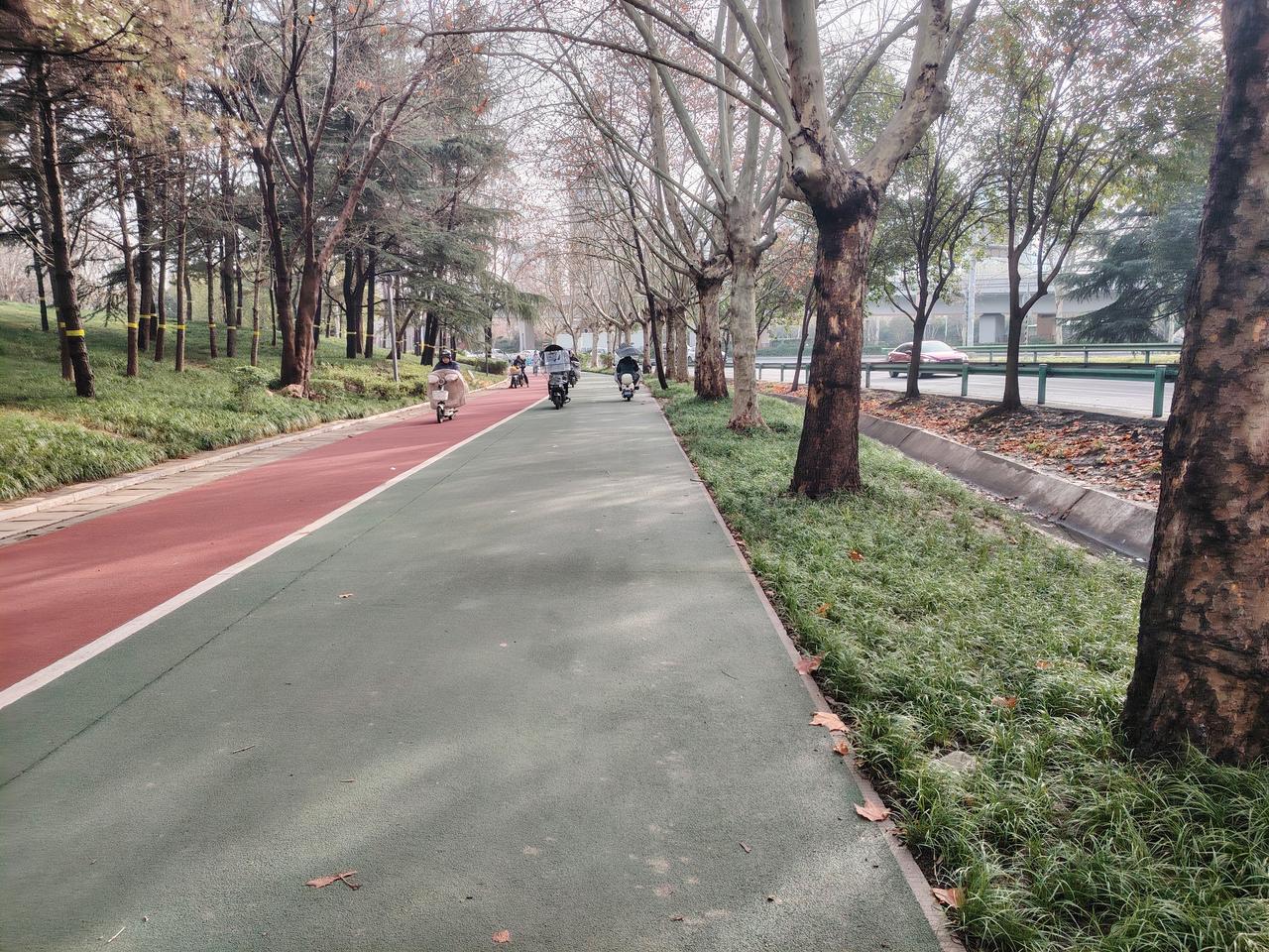 校长的两会，
参加上级会议，
给下级开会。
不同的是：
参加上级的会坐在下面，