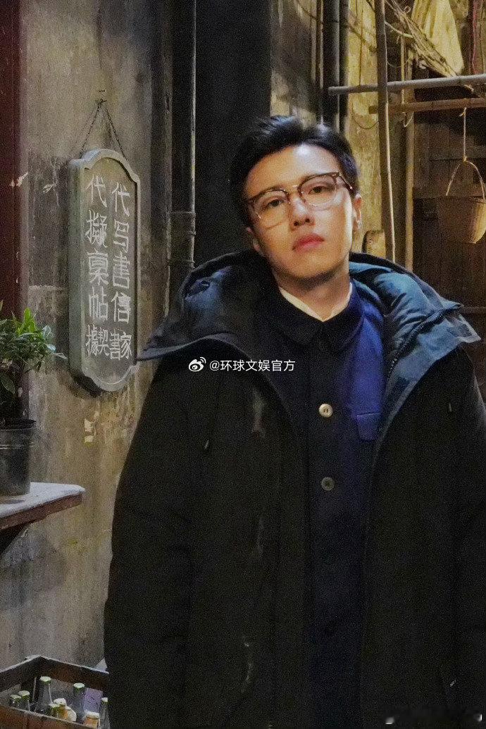张哲华演技反差大的让人害怕从喜剧舞台到悬疑剧集，张哲华完成华丽转型。《余红旧事》