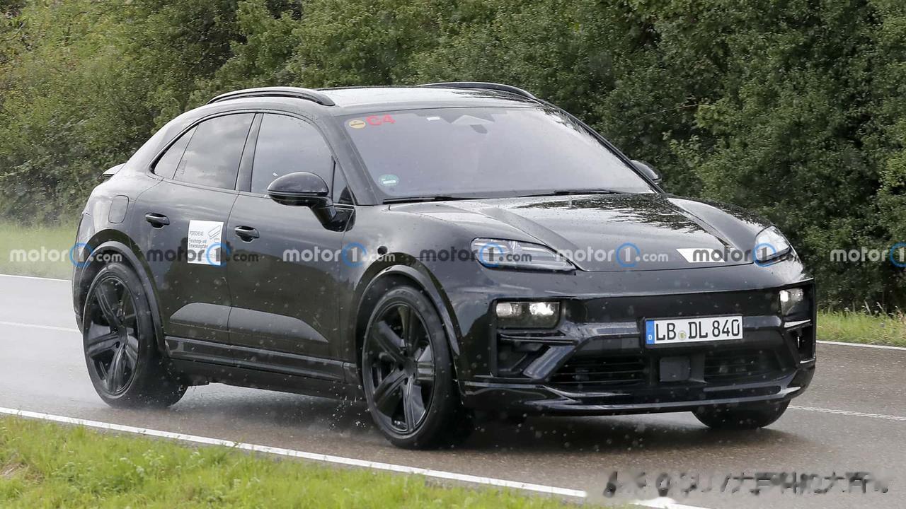 全新保时捷Macan EV发布在即，欧洲测试车上的伪装越来越少。不过最新的发现是