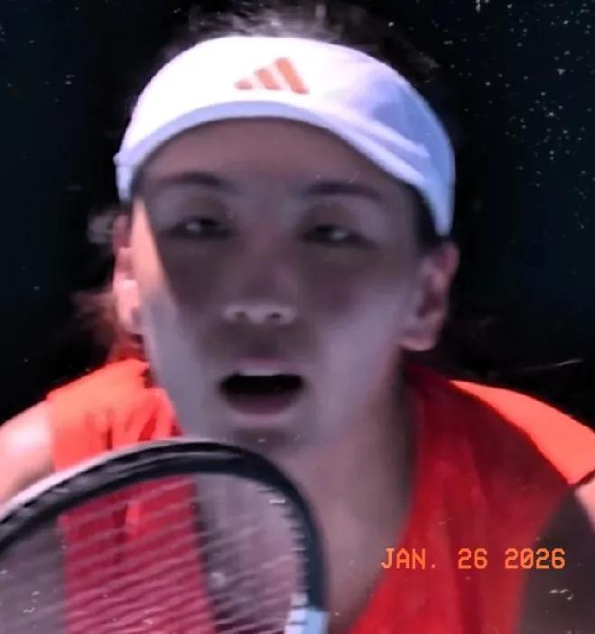 王欣瑜第2个必保发球局，直落4分，强势保发，比分追平6-6，第一盘比赛进入抢七。