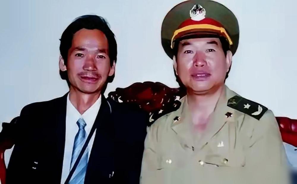 1978年深冬，一位团参谋长正在招待所里收拾东西，准备转业回老家。

这人就是后