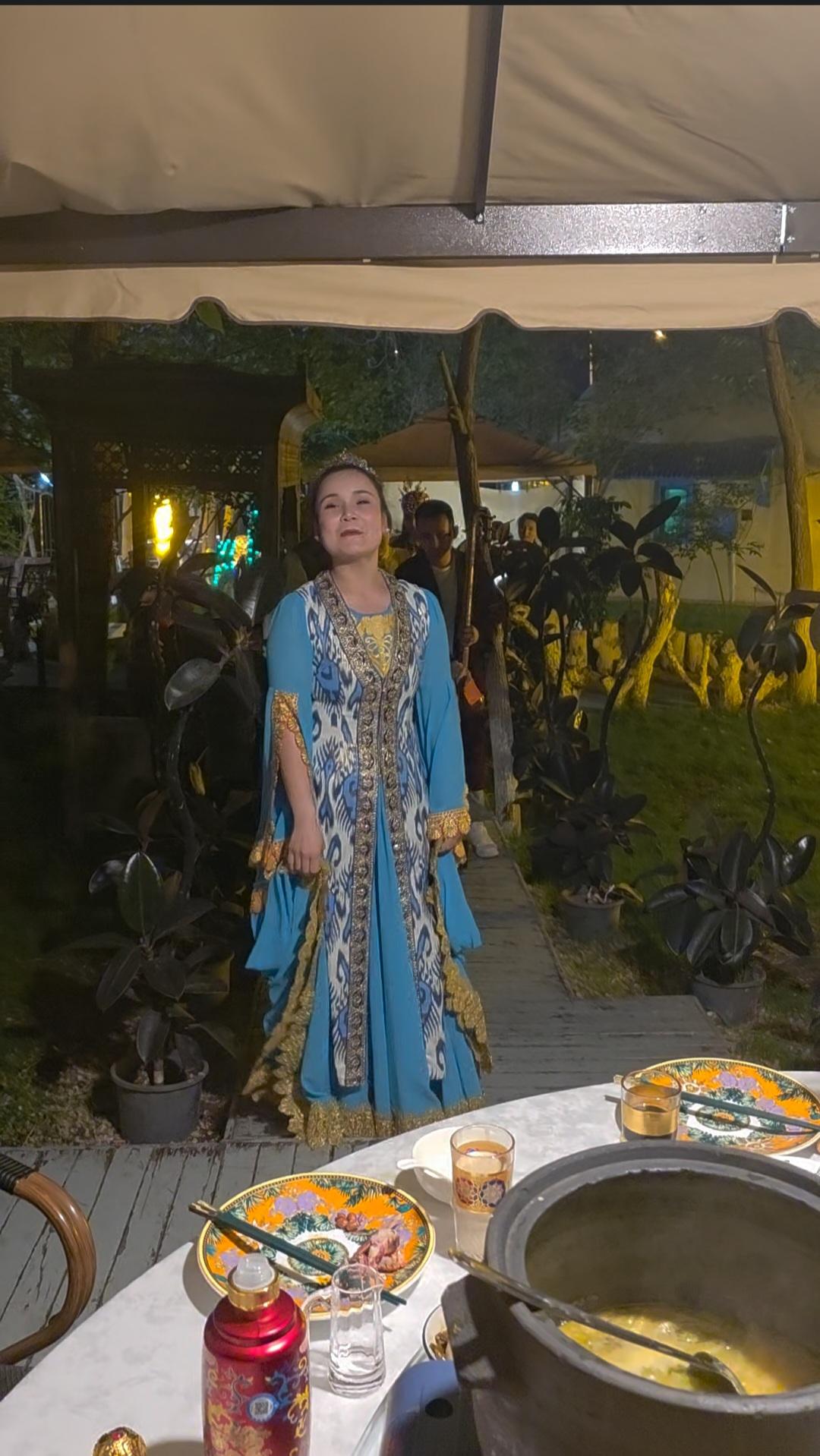 发一张图证明你在新疆来到新疆乌鲁木齐市的第一天晚宴，新疆美女载歌载舞助兴。