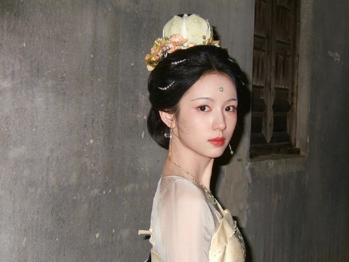 周也《一瓯春》拍摄花絮图，这么美的谢清圆真的好像古画中的仙女啊！ ​​​