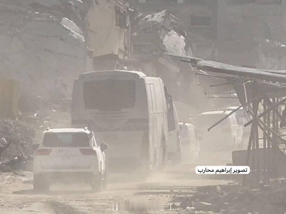 拉法口岸今天继续开放，但被允许通行的人数依然很少，基本上是伤病员和陪护人员。巴以