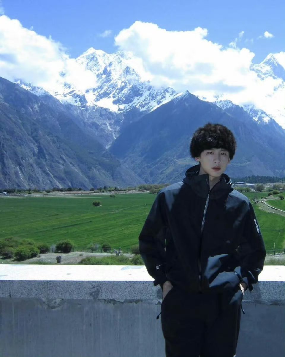 白敬亭年纪轻轻就姥了白敬亭在现在就出发玩的好嗨，一会是“LA”酷盖，一会是“貂帽