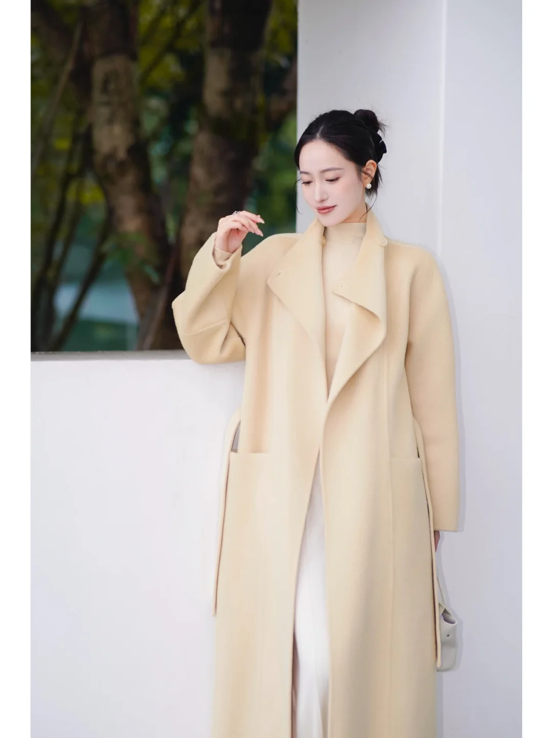 用一件质感大衣，定义秋冬的智性轮廓