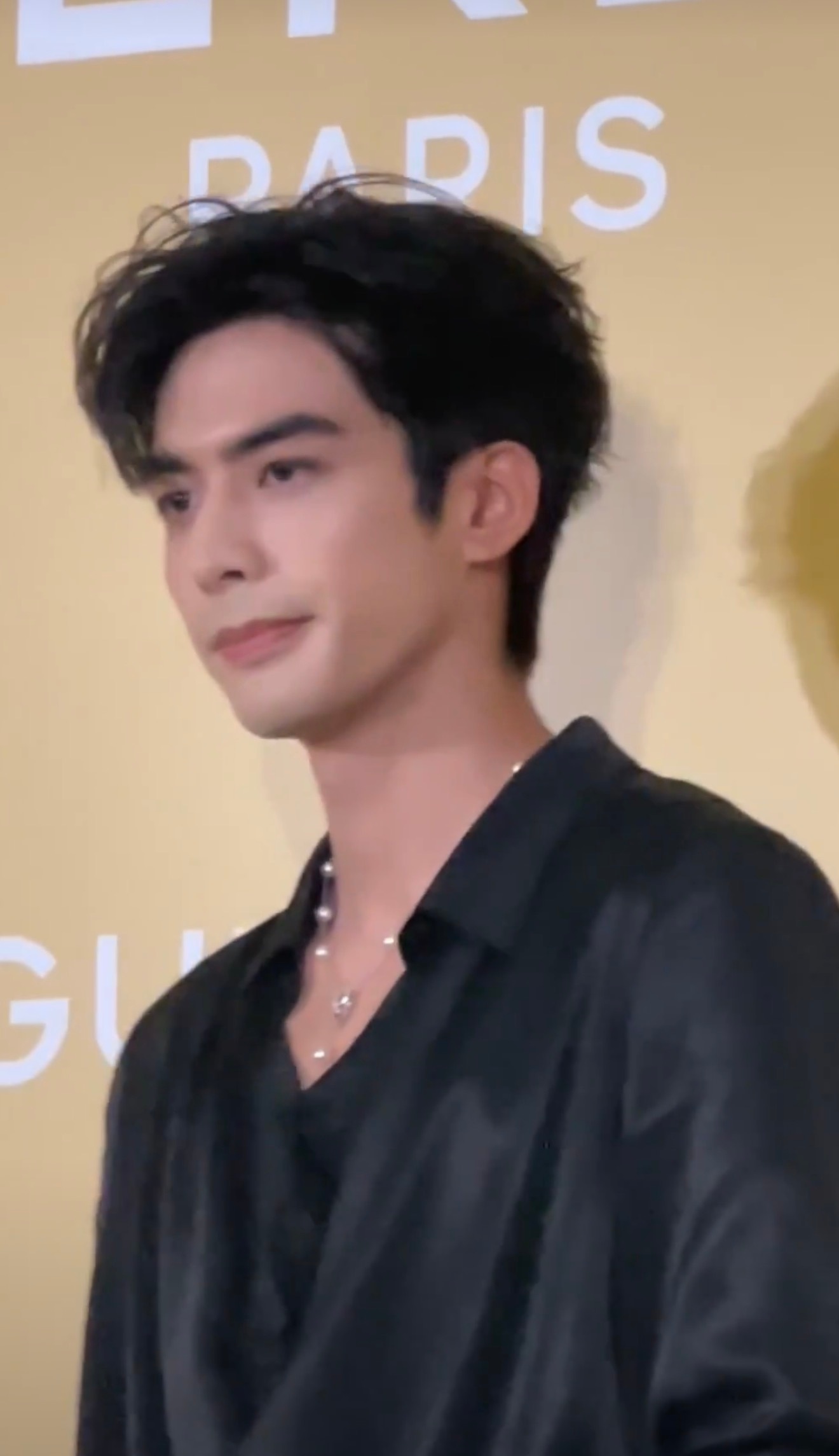 宋威龙黑丝绸衬衫这个，搭配的项链不好，有点姨了。但如果换成金链子，只会更差。换锁