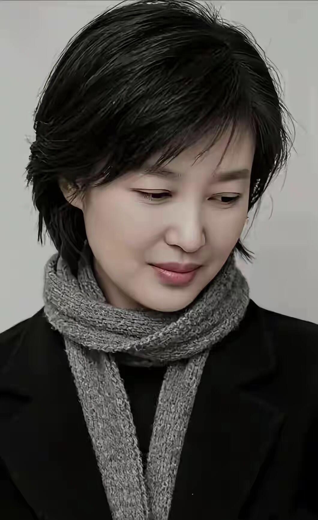 她好美啊，不愧是最美的80后女演员，柳叶眉，丹凤眼，高鼻梁，饱满的脸颊，看着高贵