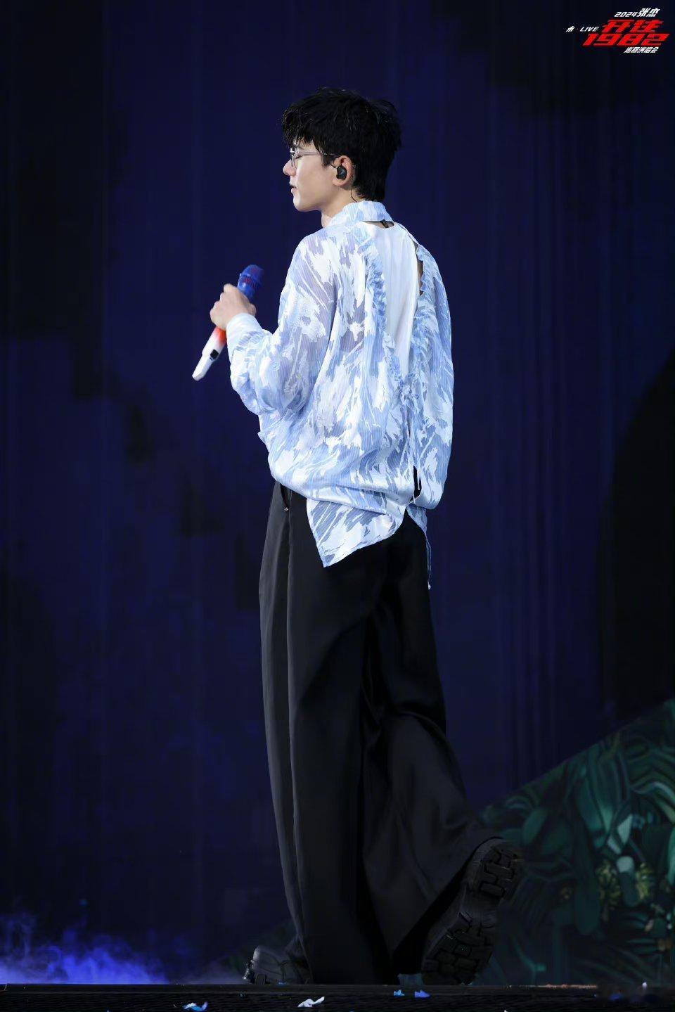 #张杰脱衣服和掉话筒的反差感##张杰[超话]#张杰演唱会我真的是一秒也不想错过，