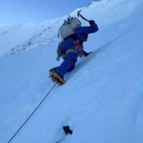 四川甘孜勒多曼因峰上两名登山者朱鹏和寇侨侨成功开辟北壁全新路线登顶后，在下撤途中