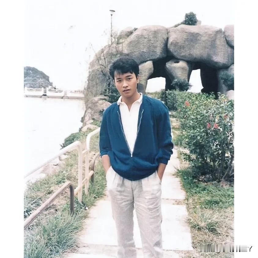 1983年，张国荣在新加坡，留下的美好瞬间。那时候张国荣27岁，不愧是最帅“宁采