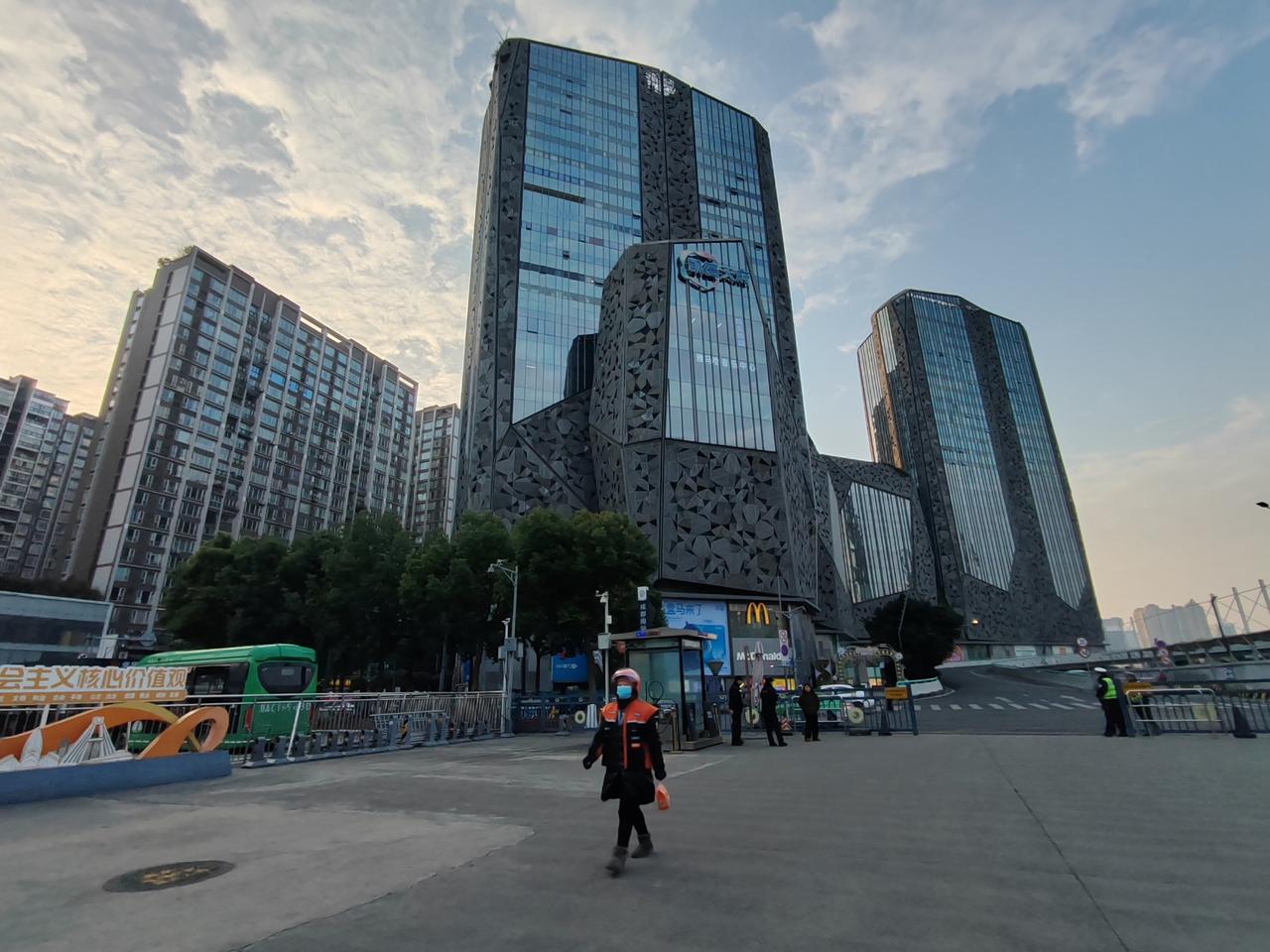 成都给我的印象，那真是丰富又独特。气候上，它“湿”得很有个性，身处盆地，水汽难散