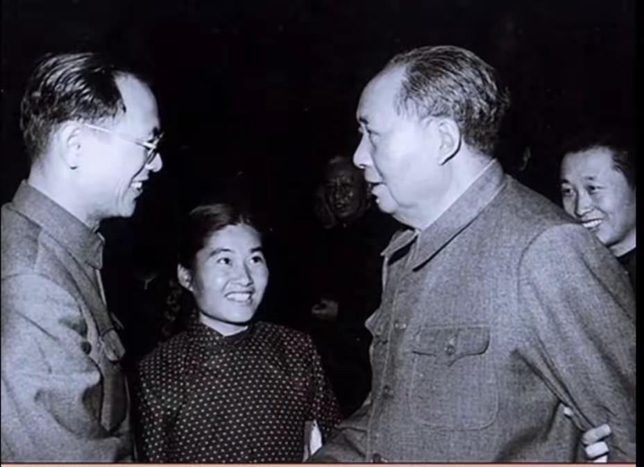 1965年，地点北京，科学家彭加木受到毛主席接见，毛主席看到他非常高兴，毛主席惜