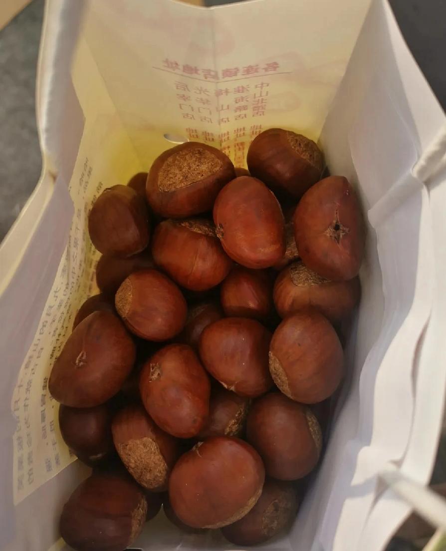 今年我是无论如何都不敢再吃毛栗子了，哪怕它再香再好，我也坚决不碰。去年也是这个时