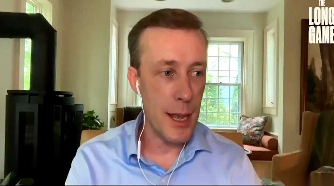 美国前国安顾问沙利文，最近撂下了一句狠话。
他说，特朗普一天不滚回那个“不完美”