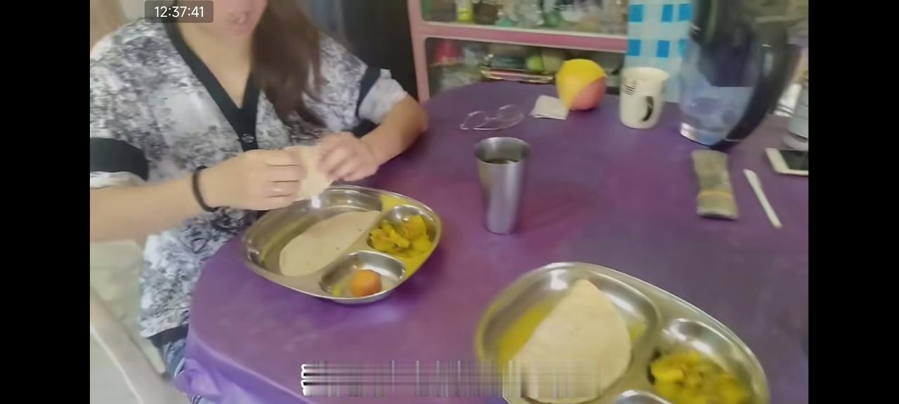 丹丹对印度的生活适应能力很强

在新的一期视频中，她表示用手吃手抓饼已经没有问题