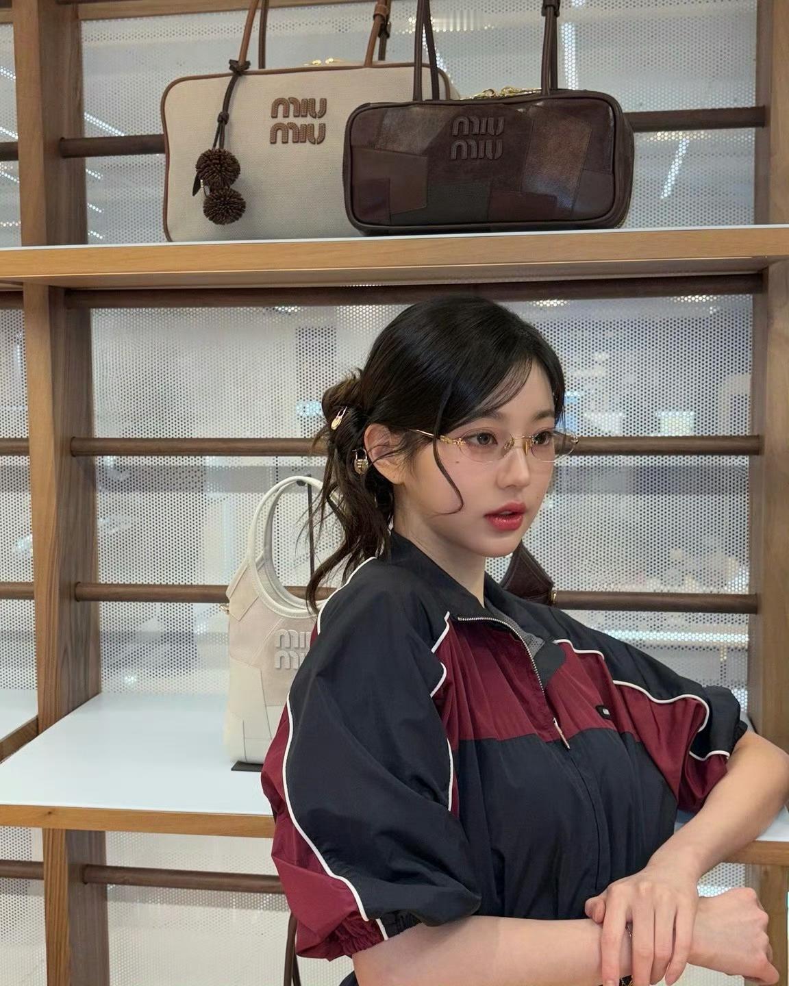 MiuMiu神张元英拆到隐藏款娃娃的表情张元英拆到粉丝送的隐藏款盲盒