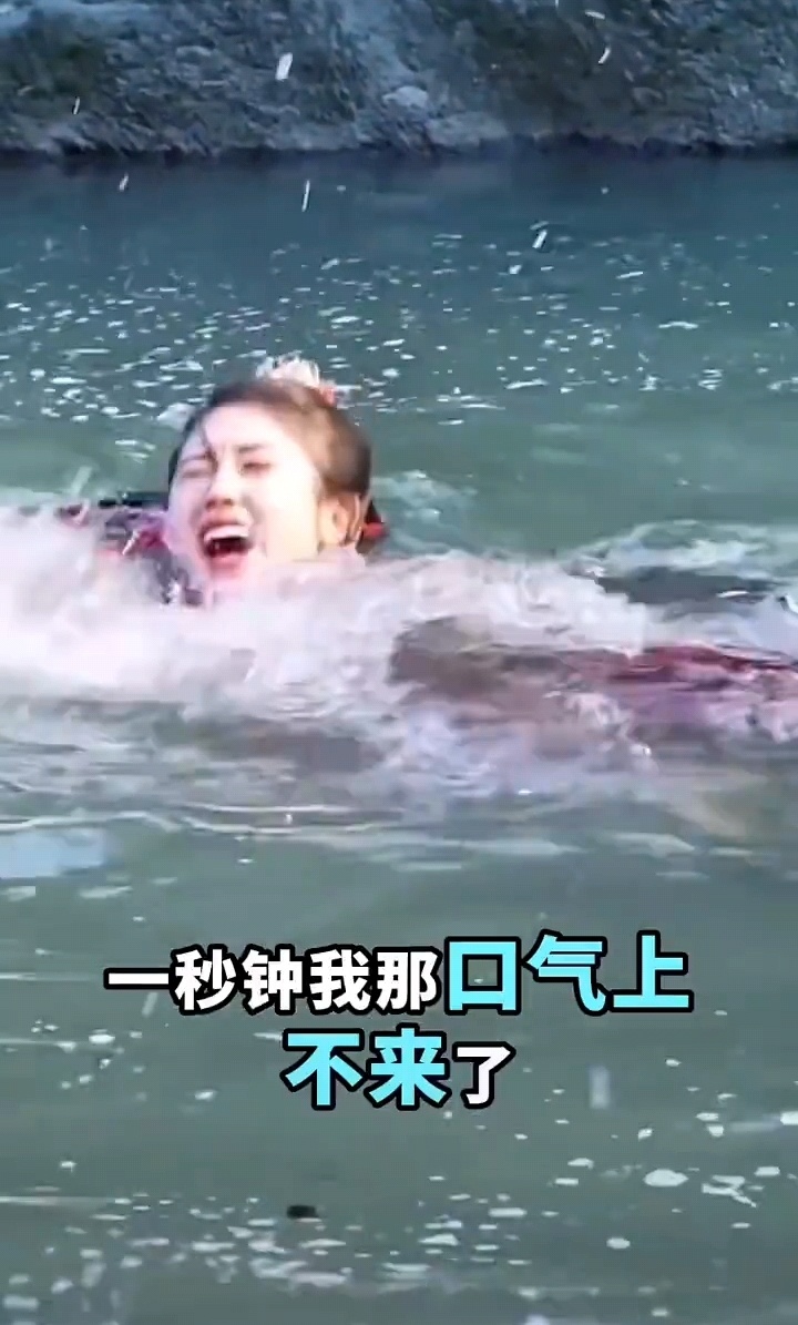 【#严子贤曝拍摄短剧时差点淹死# 】近日，短剧《与晋长安》开播，剧中男主严子贤在