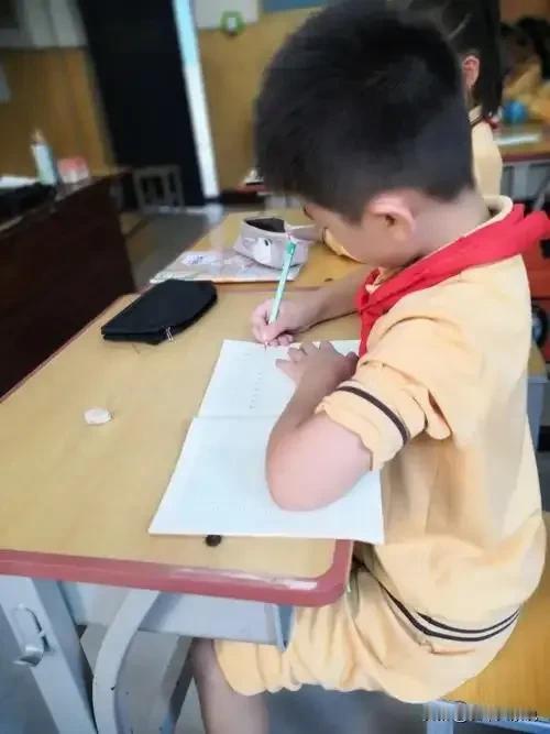 我觉得学生作业最不应该让他们抄题，作业那么多，抄来抄去完全是浪费时间，而且对视力