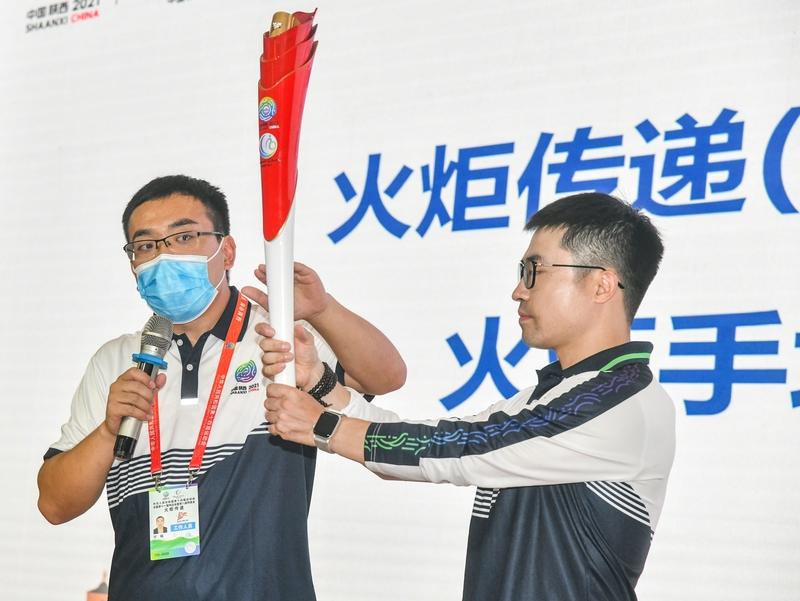 起猛了，机器人都当上火炬手了！11月2日，第十五届全运会火炬传递在港澳广深四地同